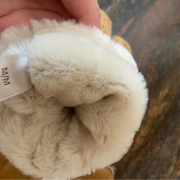 UGG Perforated Shearling Gloves - Picture 4 of 8